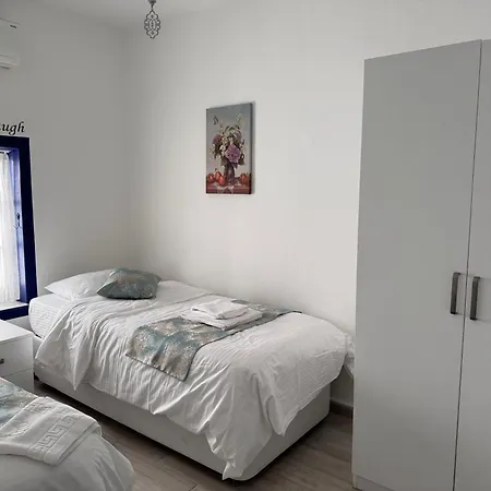 وايت أند بلو بودروم