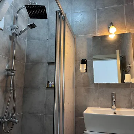 White And Blue Frühstückspension