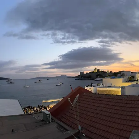 وايت أند بلو بودروم