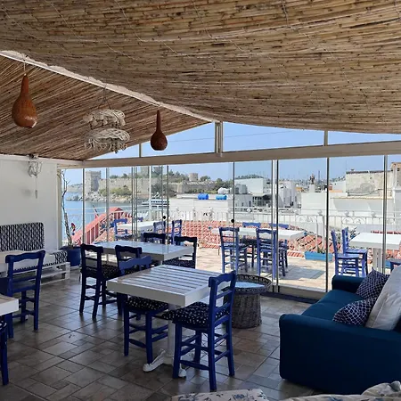 Bed & Breakfast White And Blue