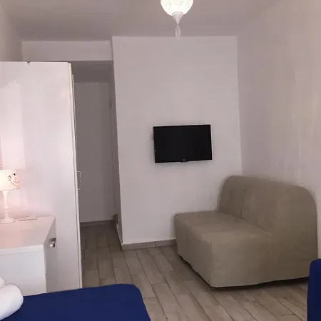 وايت أند بلو فندق مبيت وإفطار 2*