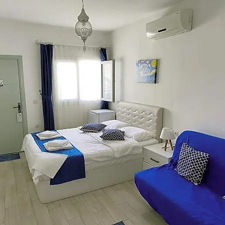 White And Blue Couette-café