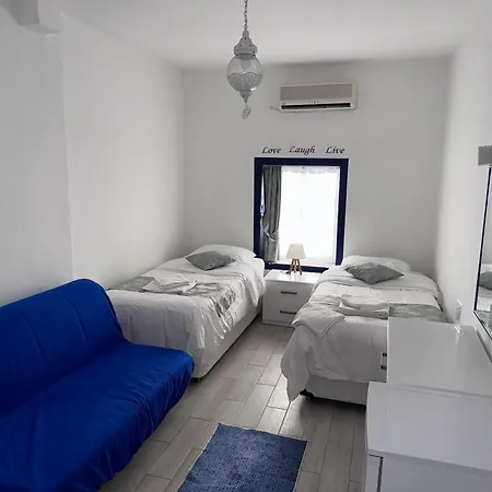 לינה וארוחת בוקר White And Blue 2*