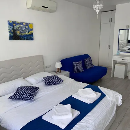 White And Blue 住宿加早餐酒店 博德鲁姆