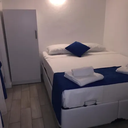 לינה וארוחת בוקר White And Blue